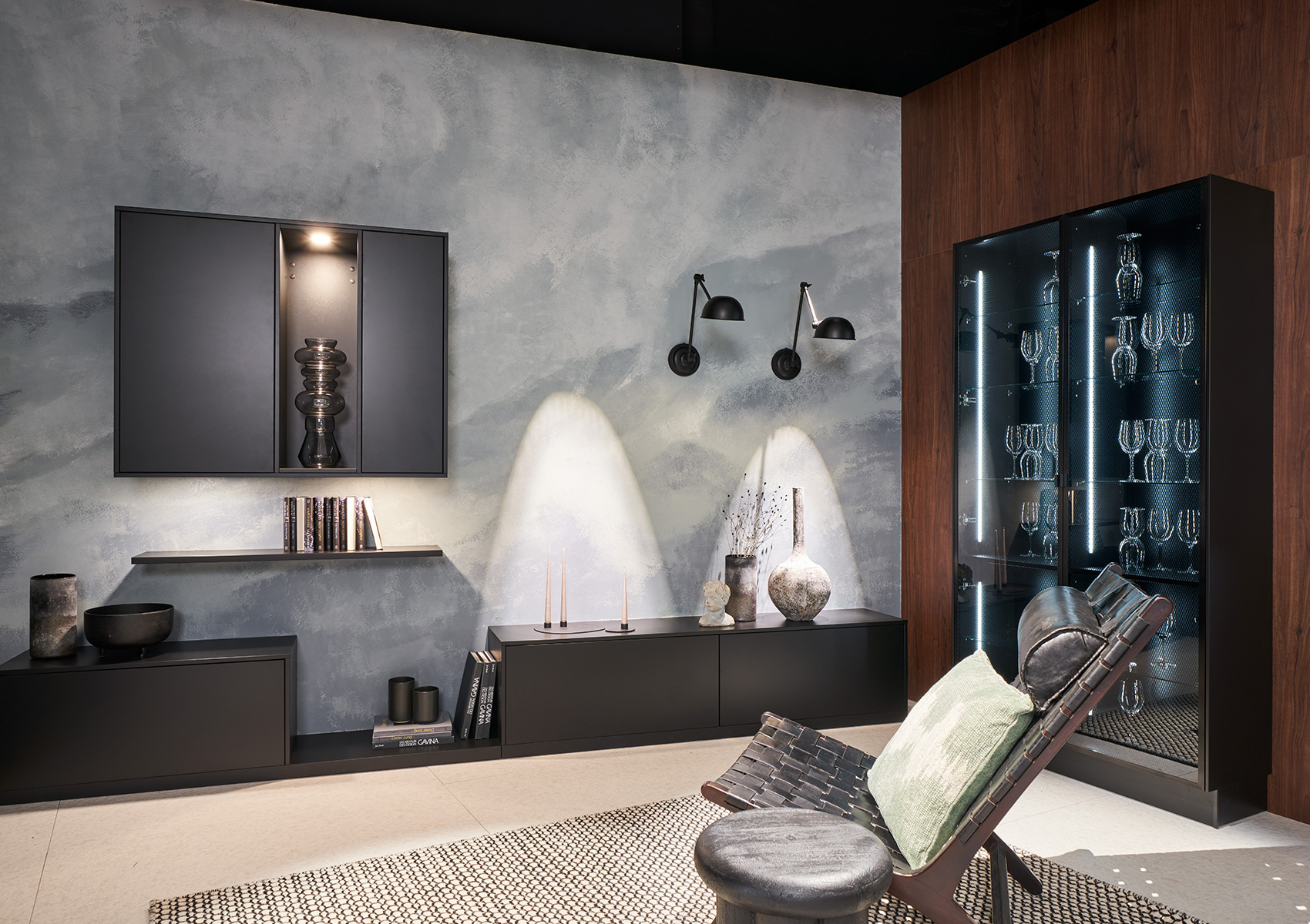 Salon gris, bois et rangement noir à Le Cannet | Raison Home